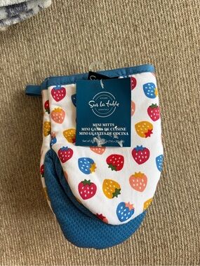 NWT Sur La Table Blue Strawberry Mini Oven Mitts